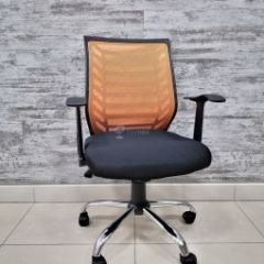Кресло Barneo K-138 для персонала (черная ткань оранжевая сетка) в Кунгуре - kungur.mebel24.online | фото